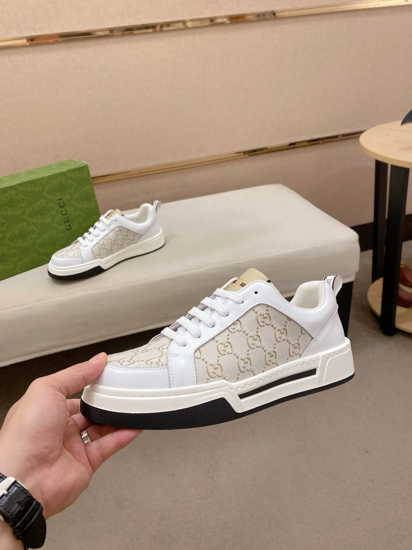 Men's shoes 💰 420 💰 High-quality new GUCCI counters are launched simultaneously. The new men's shoes, 😘fabrics are selected from imported cowhide, and the lining is sheepskin lining. 👍🏿 High-end ☄️ air-cushion molded anti-slip rubber outsole, exquisite lines, simple and elegant, comfortable and high-end for leisure travel. Code number: 38 to 44 (45 can be customized and cannot be returned or exchanged)